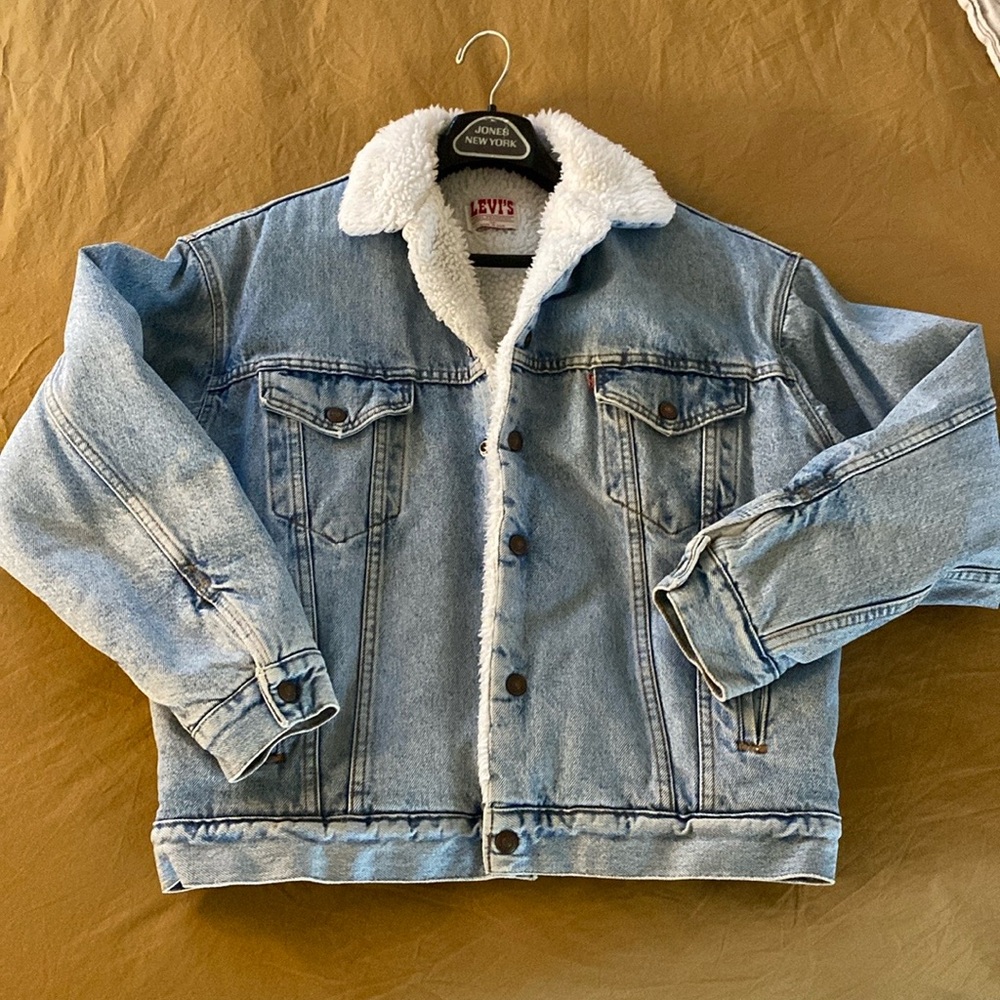 VINTAGE // RETRO// COLLECTORS!!! Levi's Denim Jacket with White Sherpa Lining